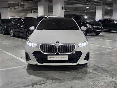 2023 BMW 5 SERIES — фото 2