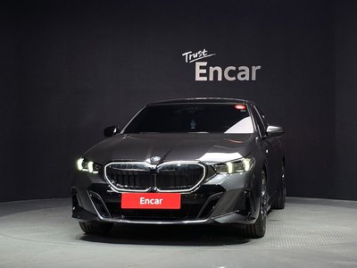 2025 BMW 5 SERIES 照片 2