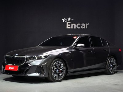 2025 BMW 5 SERIES 照片 1