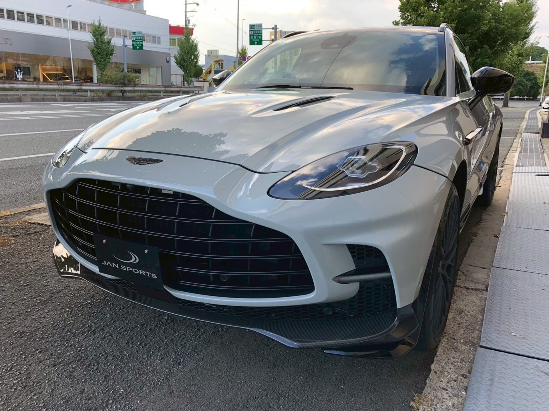 ASTON MARTIN DBX - View 1