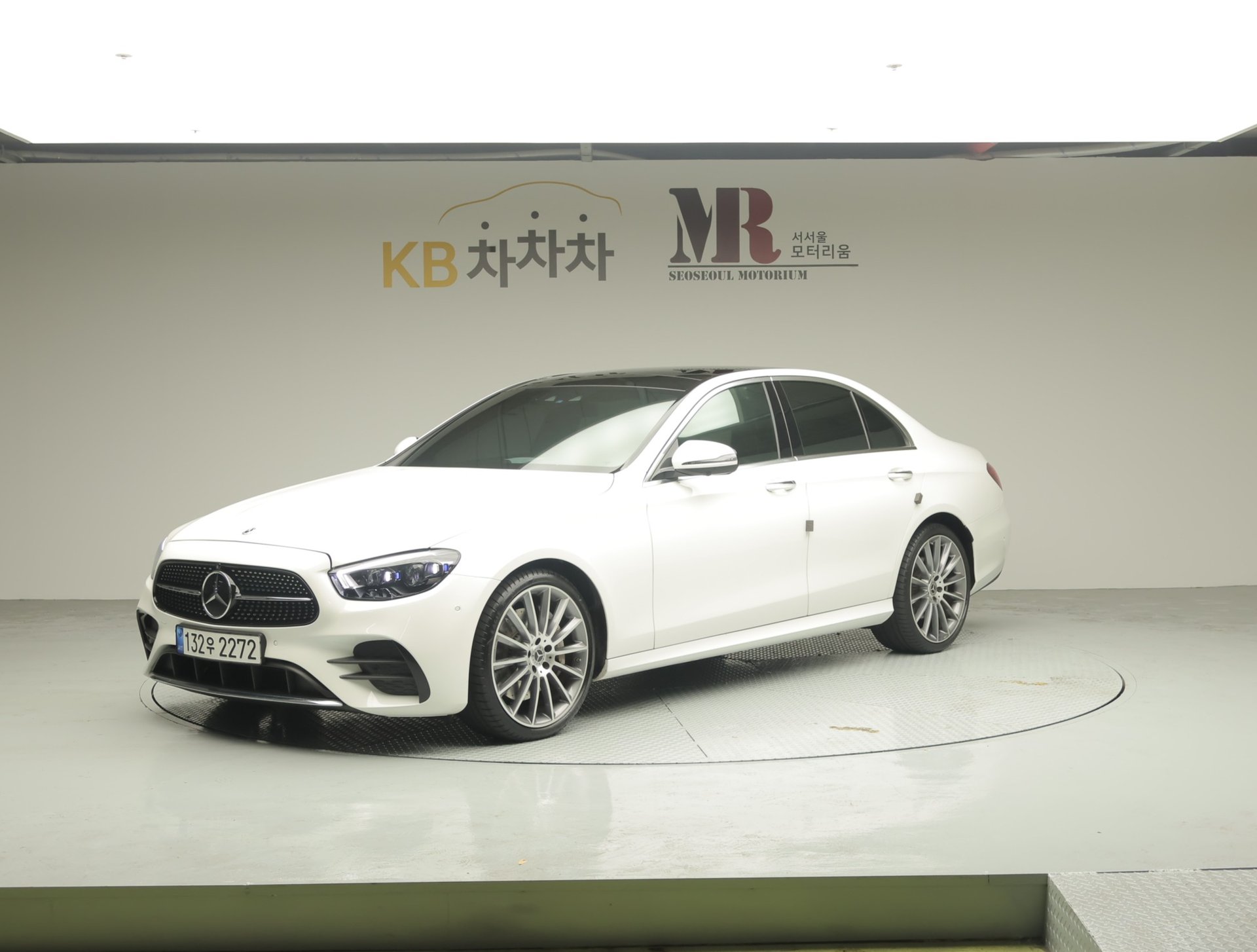 MERCEDES-BENZ E-CLASS - View 1