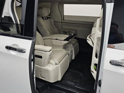 2025 Lexus LM — миниатюра 17