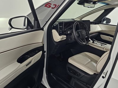 2025 Lexus LM — миниатюра 13