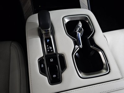 2025 Lexus LM — миниатюра 12