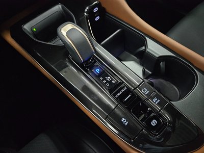 2025 Toyota CROWN CROSSOVER photo 9