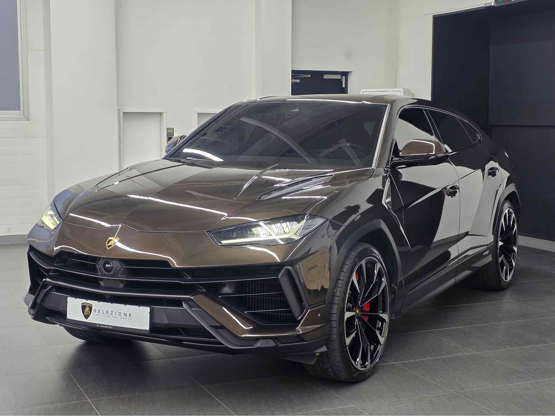 LAMBORGHINI URUS - View 1