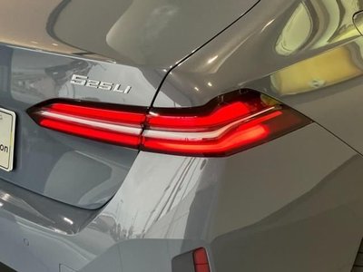 2025 BMW 5 SERIES 照片 9