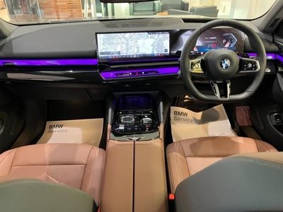 2025 BMW 5 SERIES 照片 2
