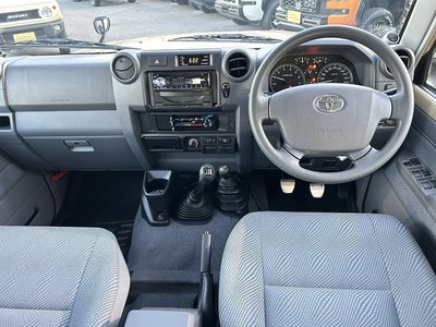 TOYOTA LAND CRUISER 70 - 3