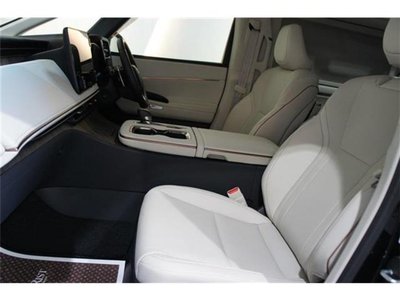 صورة 8 لـ 2025 Lexus LM