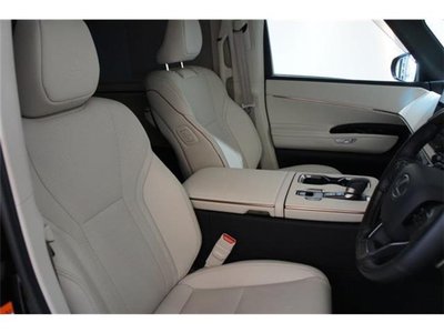 صورة 9 لـ 2025 Lexus LM