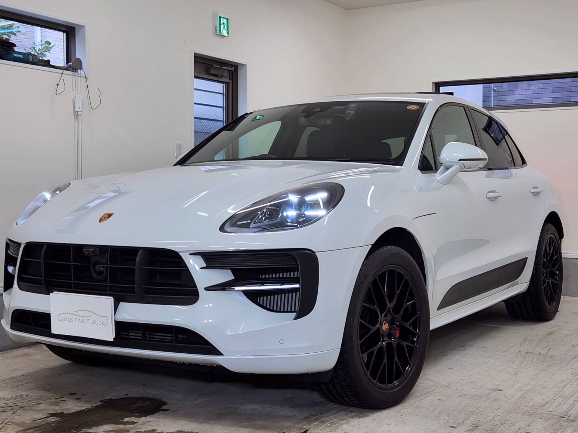 PORSCHE MACAN - View 1
