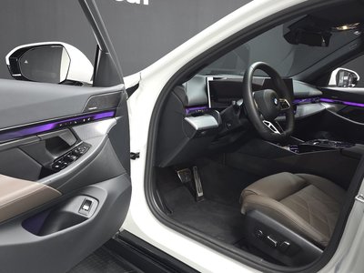 صورة مصغرة 13 لـ 2025 BMW 5 SERIES