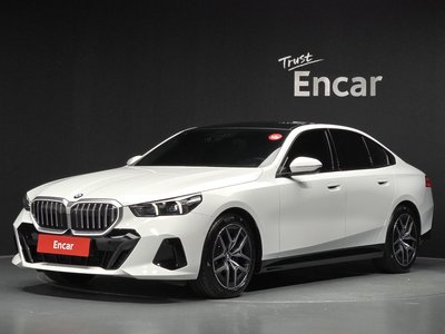 2025 BMW 5 SERIES photo 1