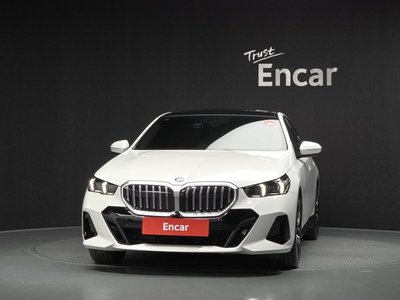 2025 BMW 5 SERIES photo 2