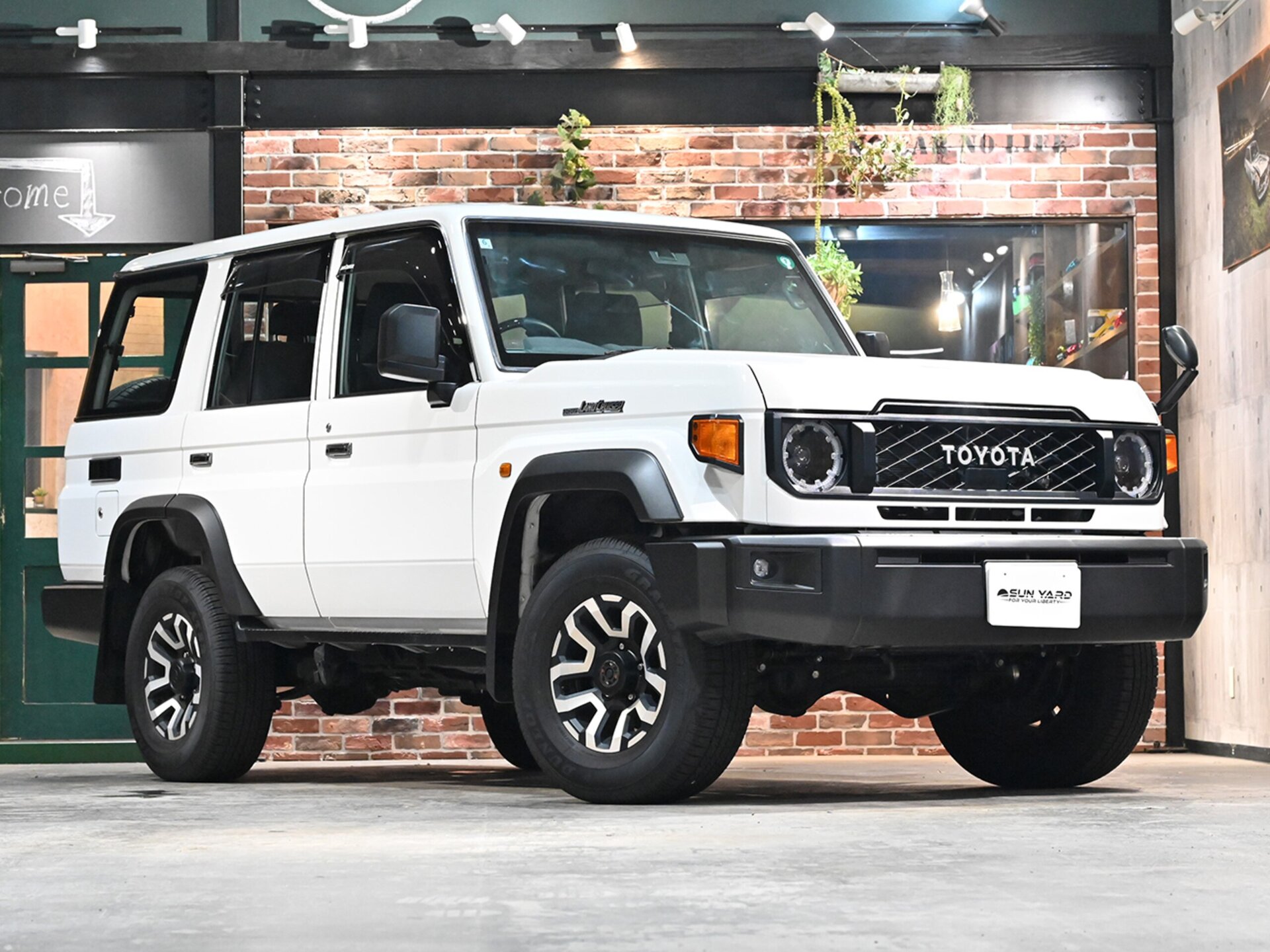 TOYOTA LAND CRUISER 70 - View 1