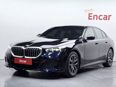 2023 BMW 5 SERIES photo 1