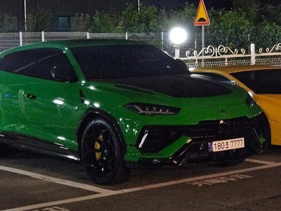 LAMBORGHINI URUS - 2