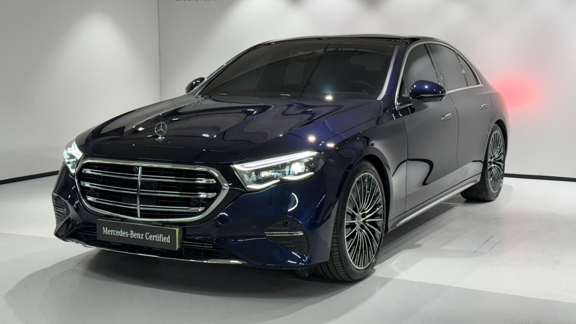 MERCEDES-BENZ E-CLASS - View 1