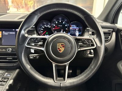 PORSCHE MACAN - 8