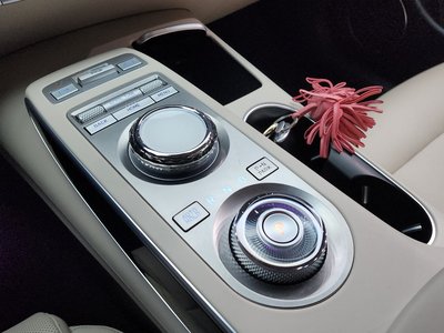 صورة 9 لـ 2023 Genesis GV70