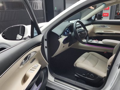 صورة 10 لـ 2023 Genesis GV70