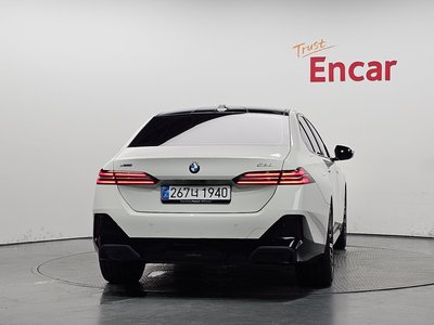 2025 BMW 5 SERIES — фото 3