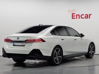 2025 BMW 5 SERIES — фото 4