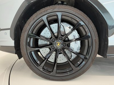 LAMBORGHINI URUS - 10