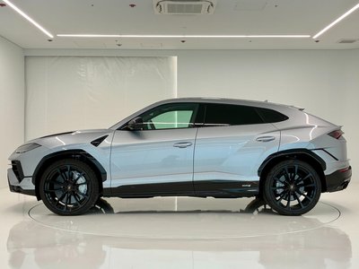 LAMBORGHINI URUS - 5