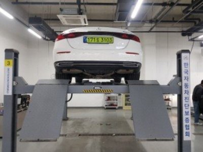 MERCEDES-BENZ E-CLASS - 2