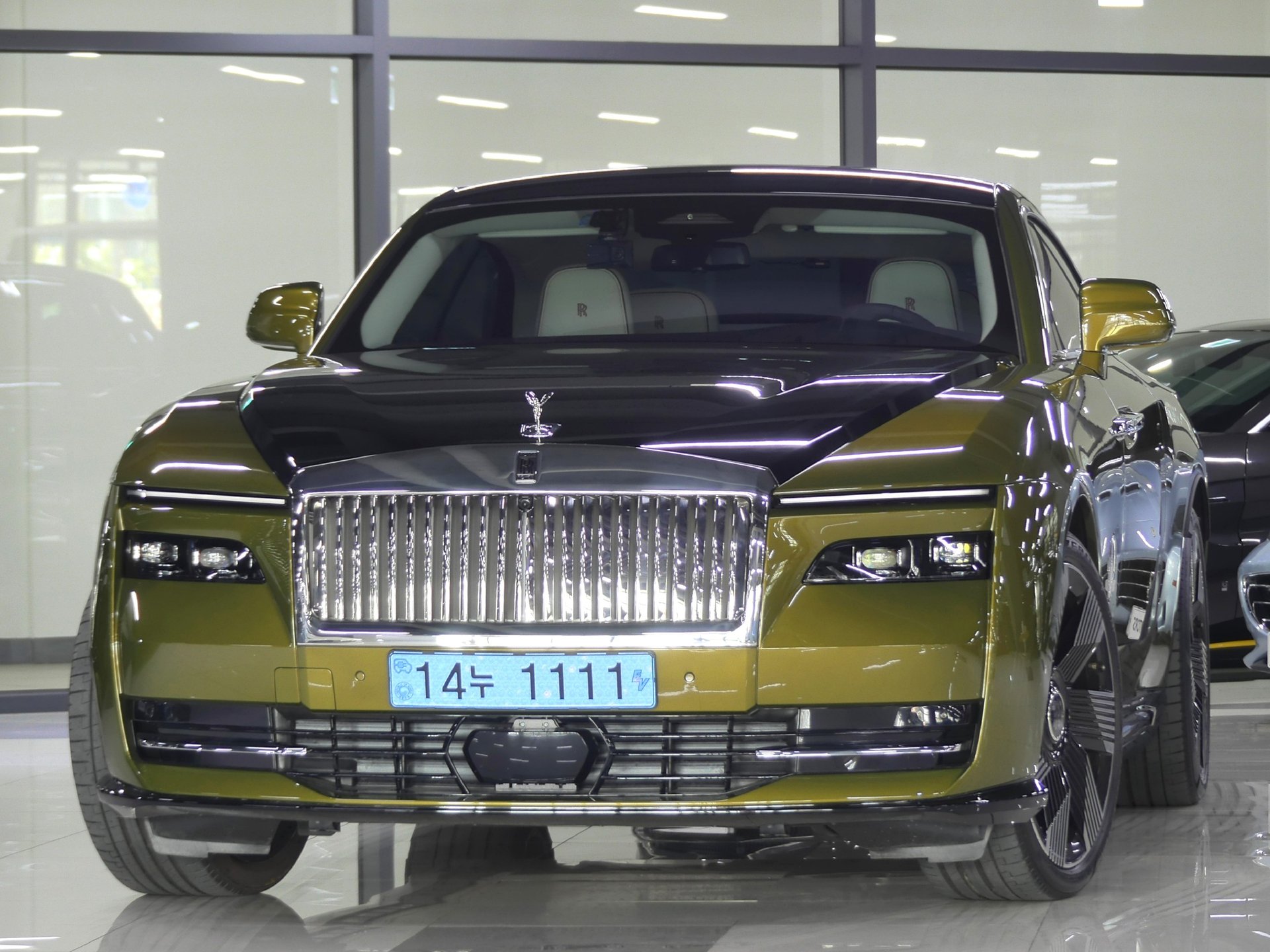 ROLLS ROYCE SPECTRE - View 1