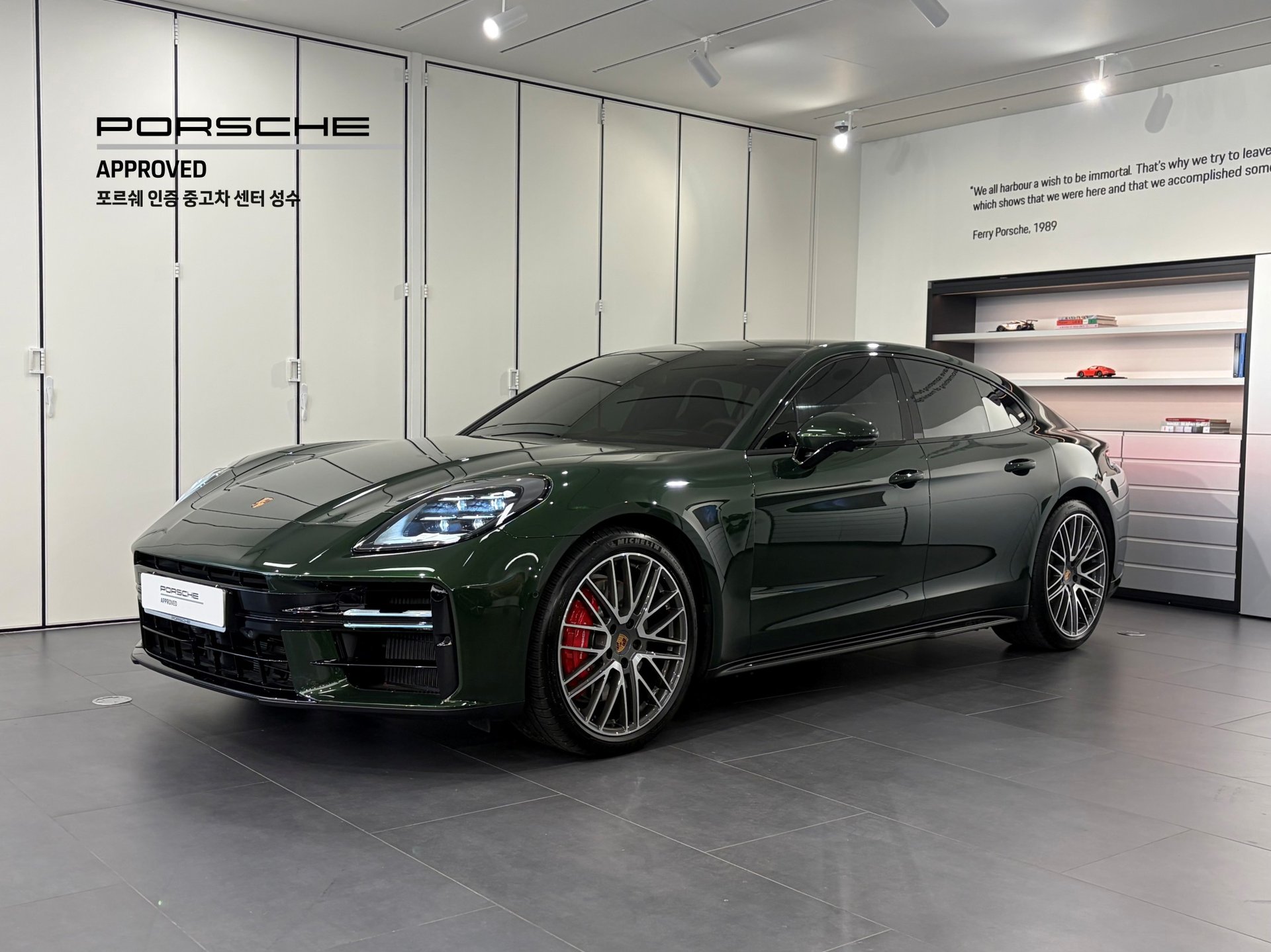 PORSCHE PANAMERA - View 1