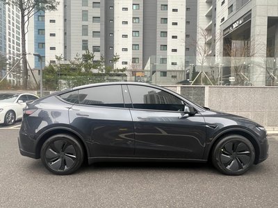 TESLA MODEL Y - 4