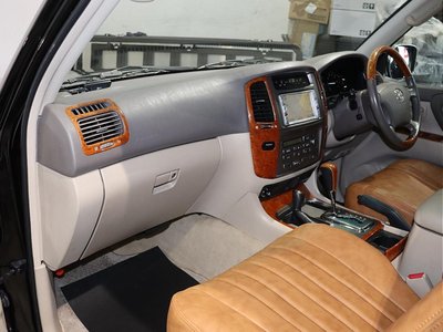 TOYOTA LAND CRUISER 100 - 7