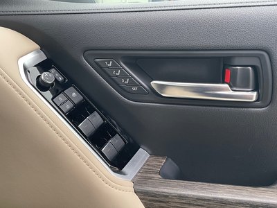 صورة مصغرة 46 لـ 2023 Toyota LAND CRUISER 300