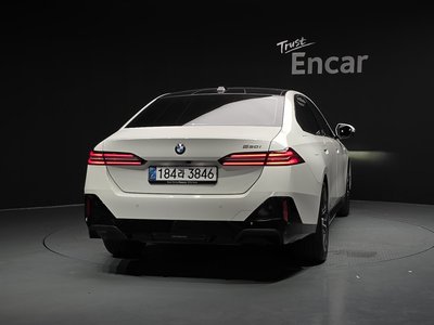 2025 BMW 5 SERIES 照片 4