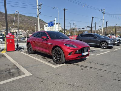 ASTON MARTIN DBX - 1