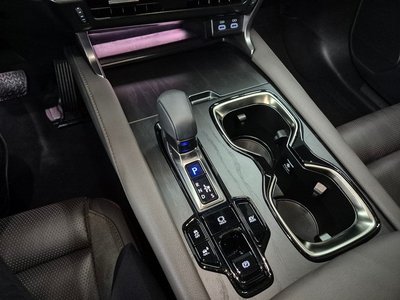 صورة 10 لـ 2025 Lexus RX