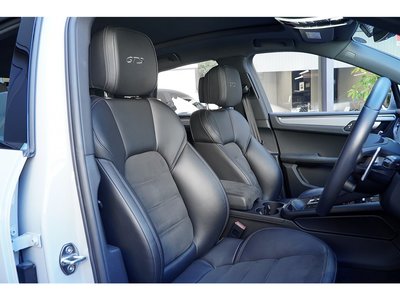 2024 Porsche MACAN photo 2
