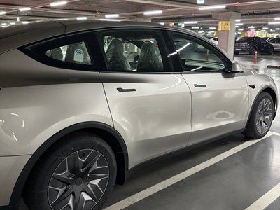 TESLA MODEL Y - 3