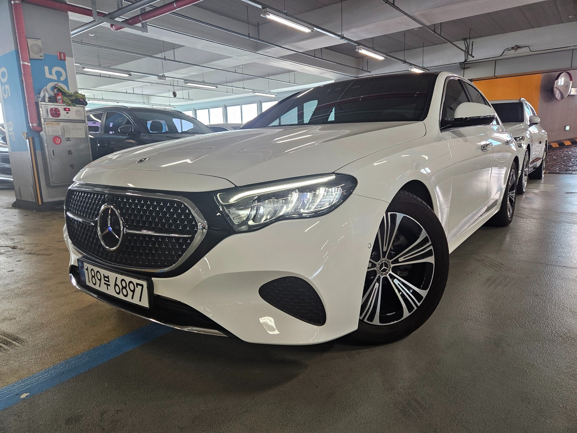 MERCEDES-BENZ E-CLASS - View 1