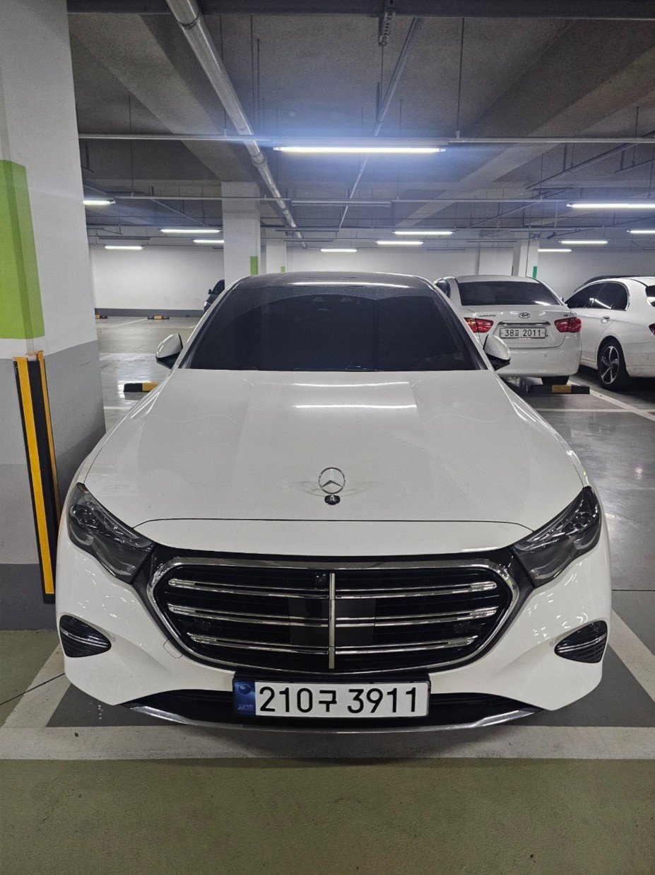 MERCEDES-BENZ E-CLASS - View 1