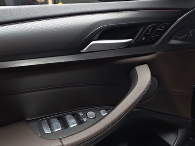 2025 BMW X4 thumbnail 30
