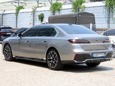 2023 BMW 7 SERIES photo 2