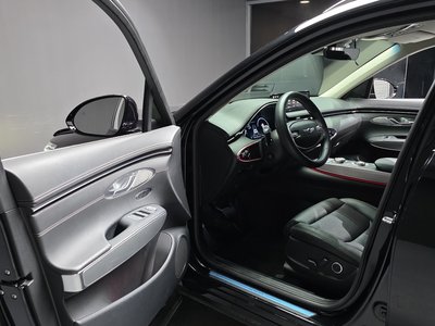 2023 Genesis GV70 thumbnail 13