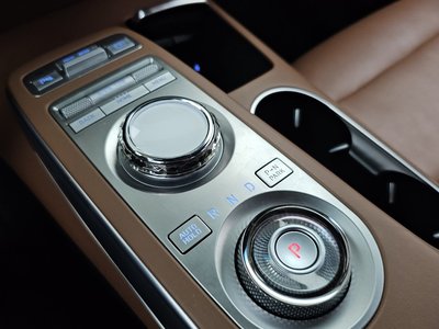 صورة 9 لـ 2023 Genesis GV70