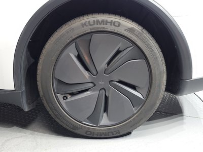 2025 Tesla MODEL Y photo 8
