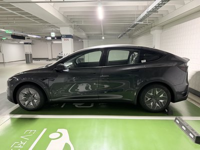 TESLA MODEL Y - 3