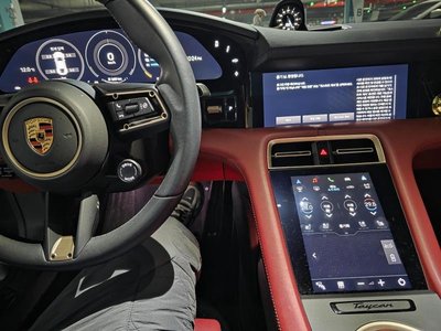 صورة 10 لـ 2023 Porsche TAYCAN